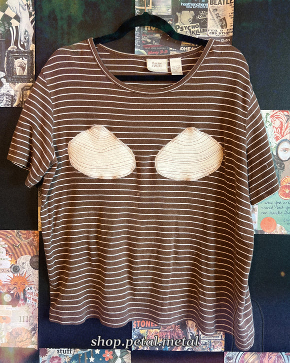Don’t look at my shells tee XL